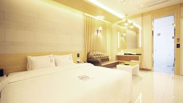 Blackout curtains, free WiFi