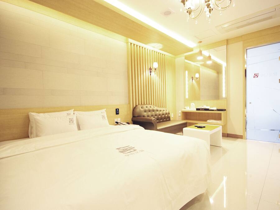 Kamar Premium | Tirai kedap cahaya dan Wi-Fi gratis