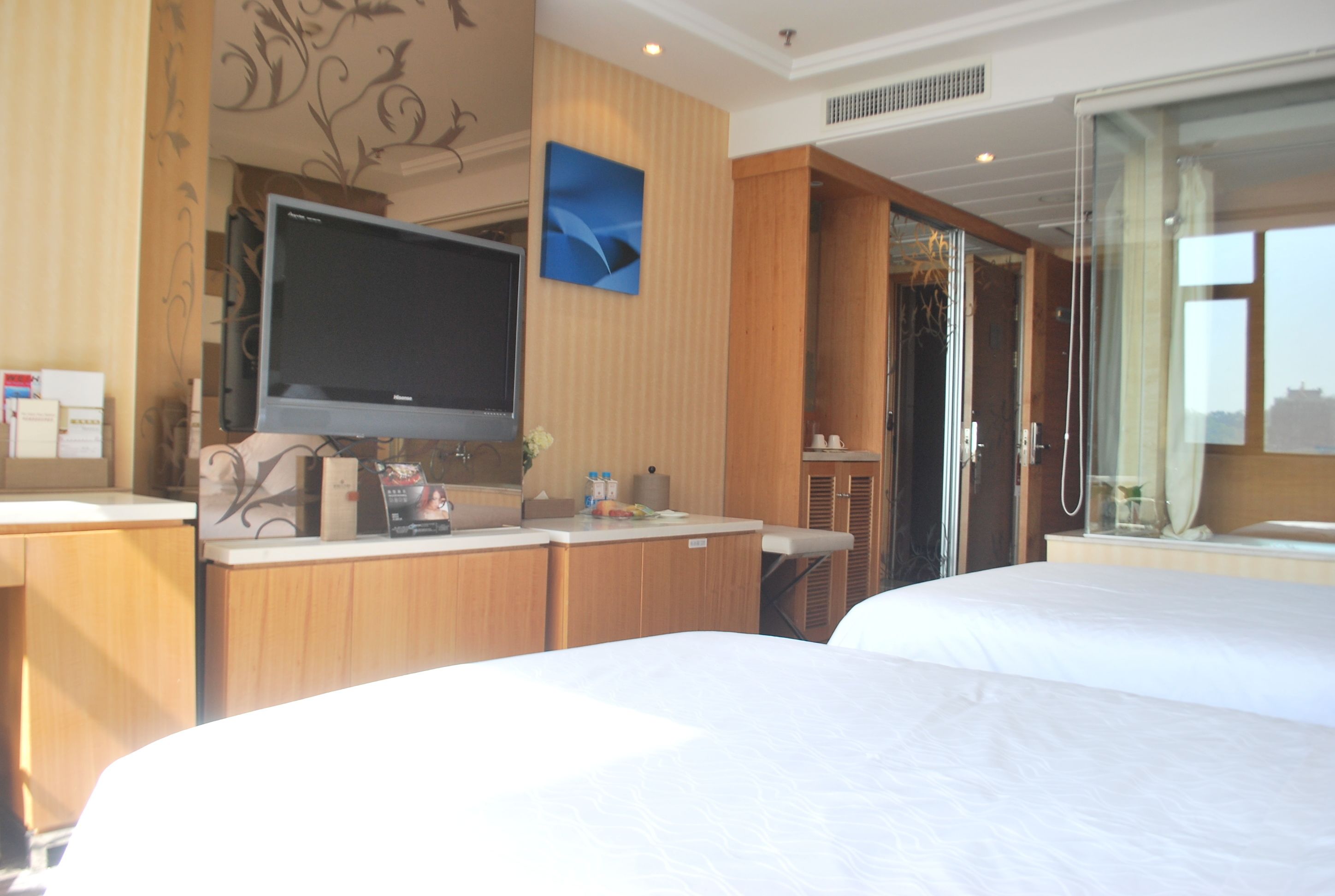 business standard room | minibar, in-room safe, desk, iron/ironing board