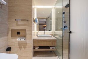 Fuga Room, Ocean View | Bathroom | Free toiletries, hair dryer, towels - The Brigh Radiance Hotel Weihai (Weihai)