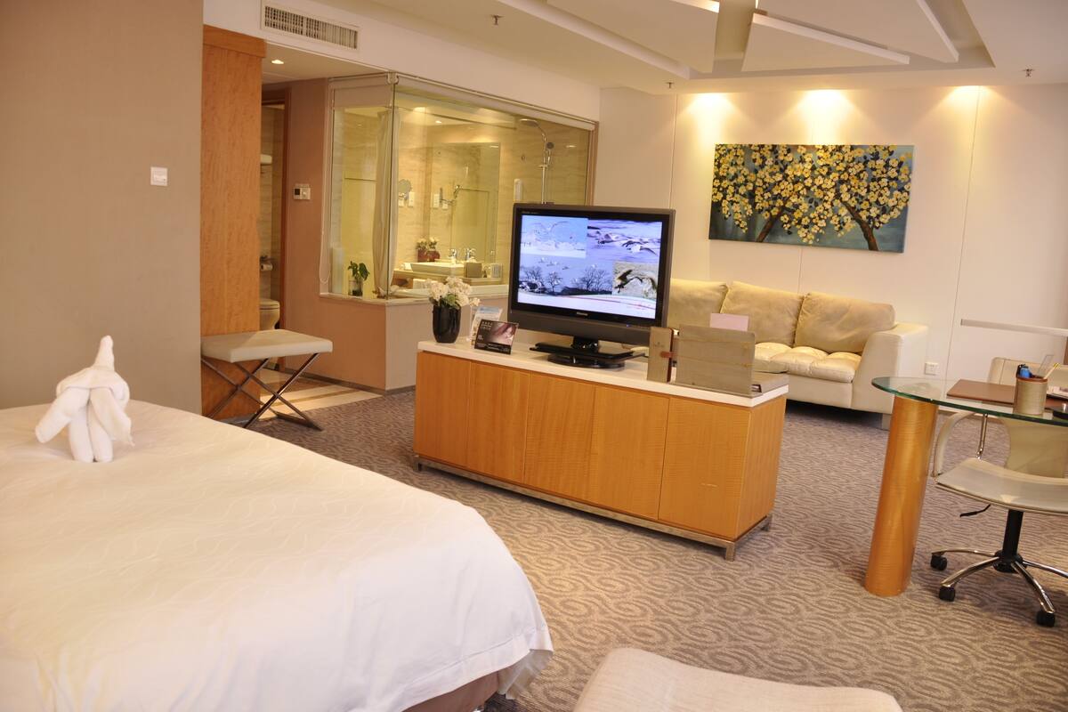 deluxe business room | minibar, in-room safe, desk, iron/ironing board