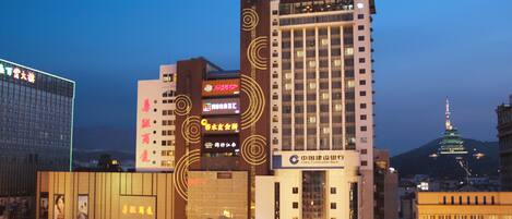 Fachada de la propiedad por la tarde o noche