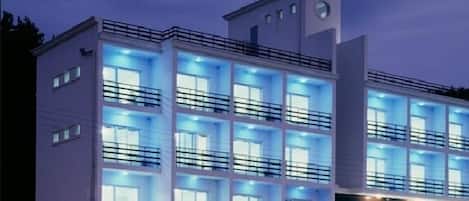 Facciata della struttura - sera/notte