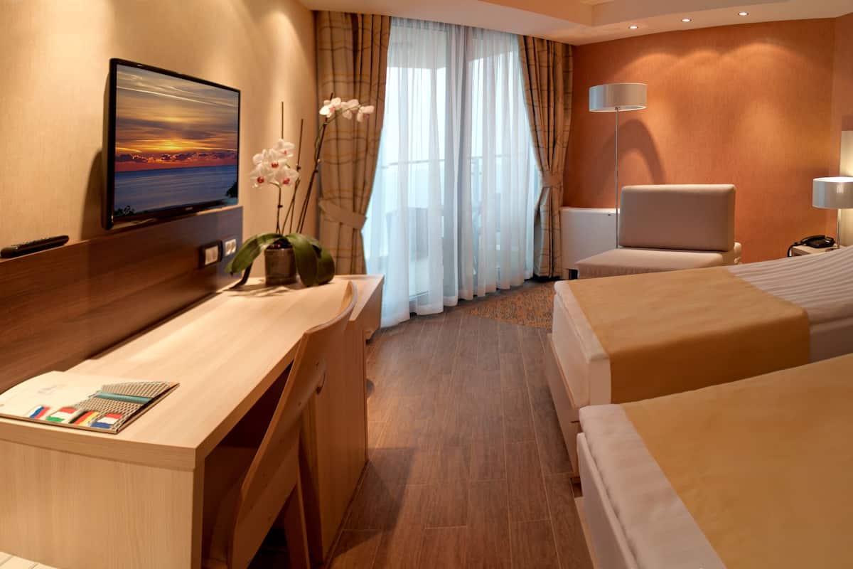 双床房 | 客房内保险箱、办公桌、熨斗/熨板、免费婴儿床