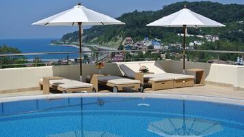 Een binnenzwembad en een buitenzwembad