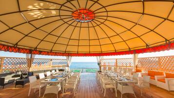 Di pantai, kabana percuma, kerusi lepak pantai, payung