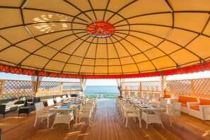 บนชายหาด, คาบาน่า (ฟรี), เก้าอี้อาบแดด, ร่มชายหาด