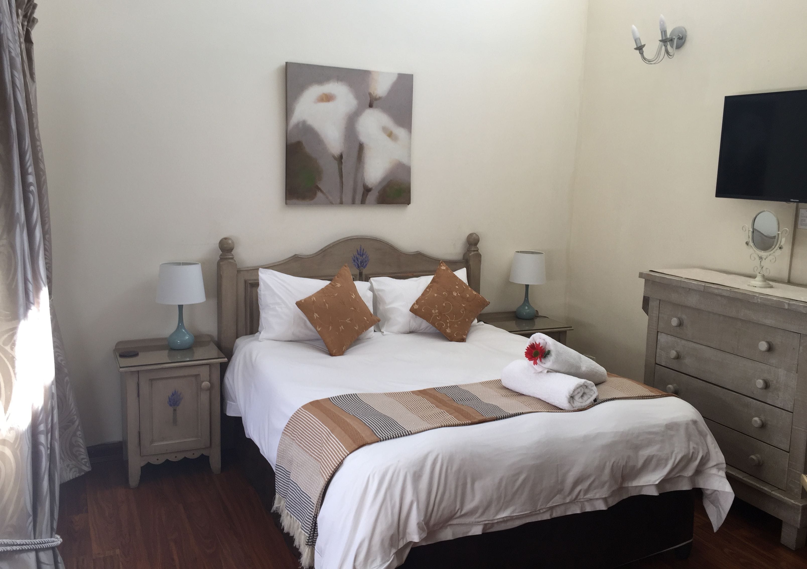 Ropa de cama de alta calidad y caja de seguridad en la habitación 