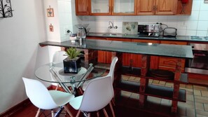 Quarto casal conforto, 1 quarto, micro-ondas, vista para o jardim | Cozinha americana privada | Geladeira, micro-ondas, cafeteira/chaleira, chaleira elétrica
