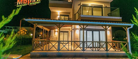 Fassade der Unterkunft – Abend/Nacht