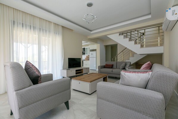 1 bedroom, premium bedding, desk, iron/ironing board - Paradise Town Villa Lisa (Serik)