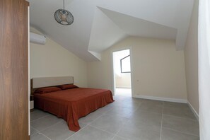 A bedroom with a bed, a ceiling fan, and a window. - Paradise Town Villa Lisa (Serik)