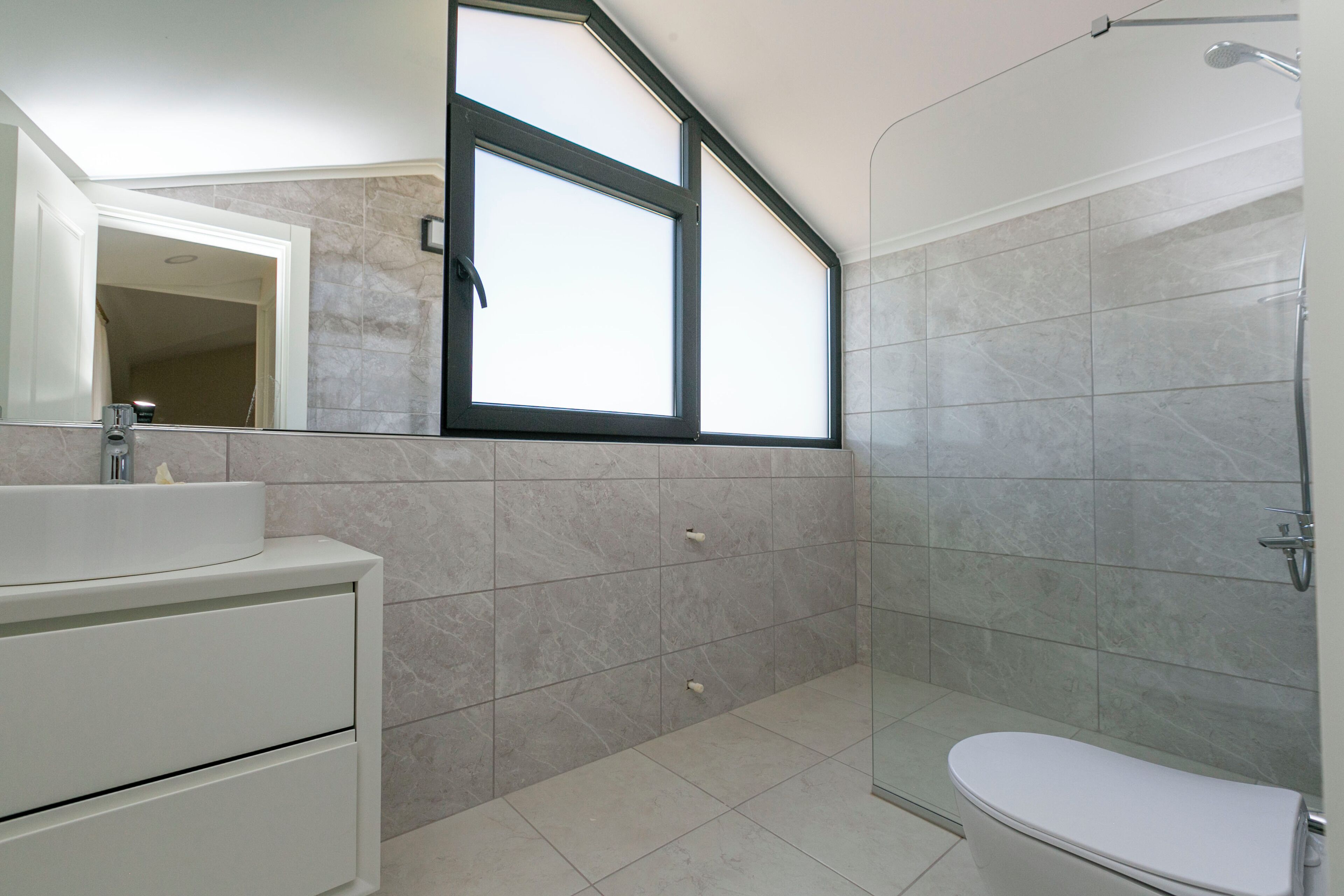 Whirlpool, kostenlose Toilettenartikel, Haartrockner, Handtücher