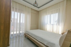 1 bilik tidur, peralatan tempat tidur premium, meja 