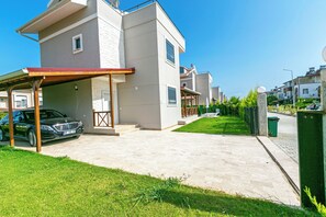 Free self-parking - Paradise Town Villa Lisa (Serik)