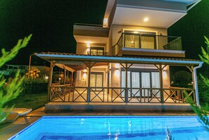 A modern two-story house with a swimming pool in front. - Paradise Town Villa Lisa (Serik)