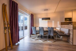 Apartment (Zillertal Deluxe,+ cleaningfee 136,-€) | Living area | 40-inch LED TV with satellite channels, TV, heated floors