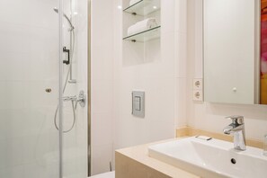 Einzelzimmer | Badezimmer | Dusche, kostenlose Toilettenartikel, Haartrockner, Handtücher