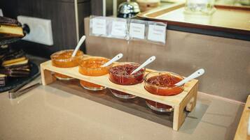Tägliches Frühstücksbuffet (17 EUR pro Person)
