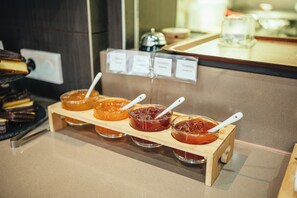 每日供應自助早餐 (每人 EUR17)