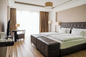 Habitación Deluxe | Minibar, caja de seguridad en la habitación y escritorio