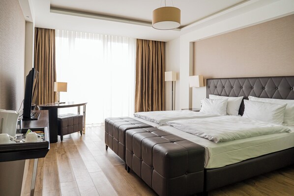 豪華客房 | 迷你吧、房內夾萬、書桌、遮光窗簾/窗簾