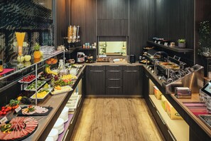 Een buffet met diverse gerechten en een koffiehoek.