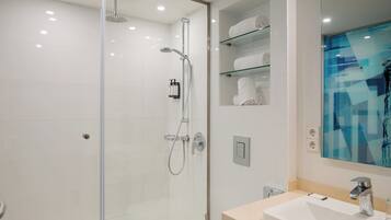 Suite | Bathroom | Shower, free toiletries, hair dryer, towels