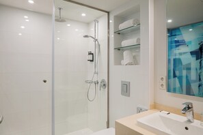 Suite | Bathroom | Shower, free toiletries, hair dryer, towels - Homaris West Side – Self- Check In (Berlin)