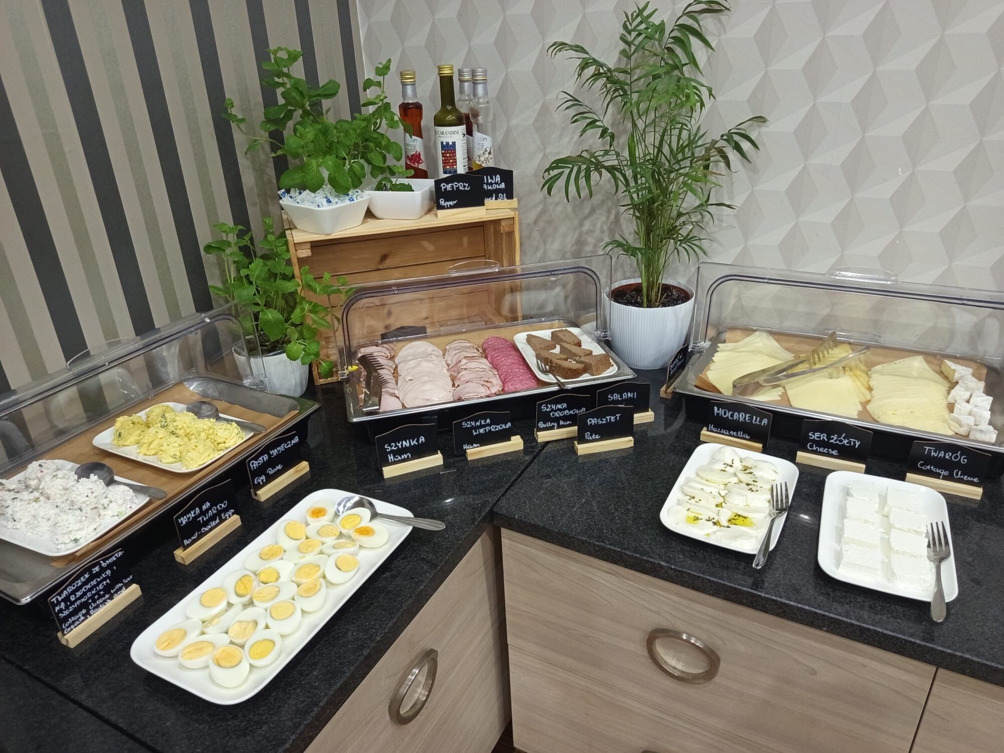 Petit déjeuner buffet servi tous les jours en supplément