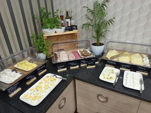 Petit déjeuner buffet servi tous les jours en supplément