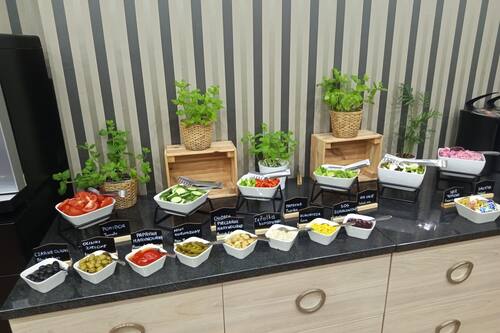 Petit déjeuner buffet servi tous les jours en supplément