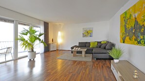 Appartement, 3 slaapkamers | Woonruimte | Flatscreentelevisie
