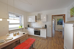 Apartment, 3 Bedrooms | Private kitchen | Full-size fridge, stovetop, espresso maker, coffee/tea maker - Boardinghouse-FeWo Speyer (Speyer)