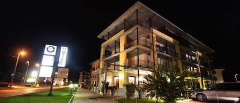 Façade de lâhĂ©bergement â soirĂ©e/nuit