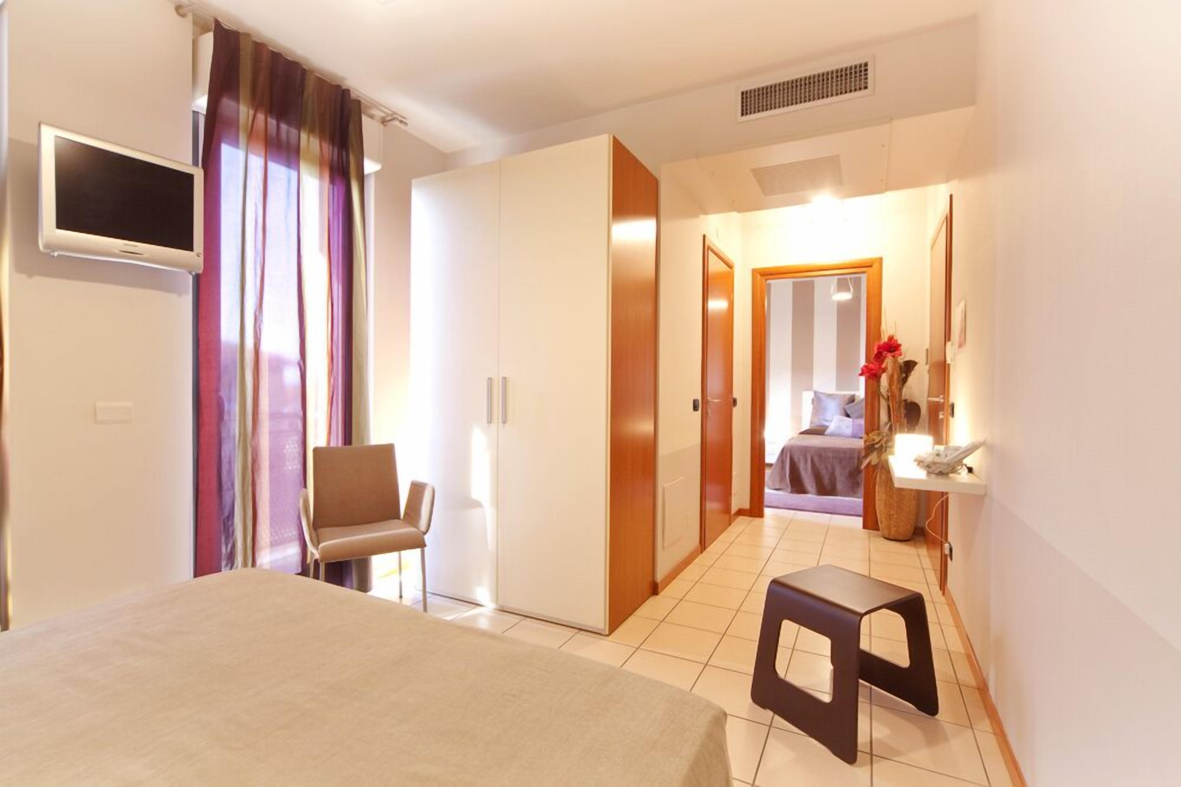 Schreibtisch, Bügeleisen/Bügelbrett, kostenlose Babybetten