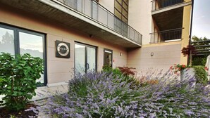 A modern building with a balcony, large windows, and a sign that reads "AGOM". - Agorà Hotel (Calamandrana)
