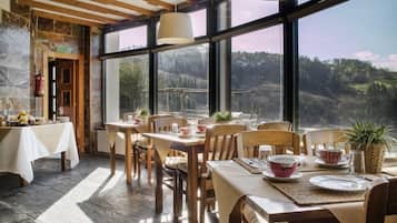 Daily continental breakfast (EUR 5 per person)