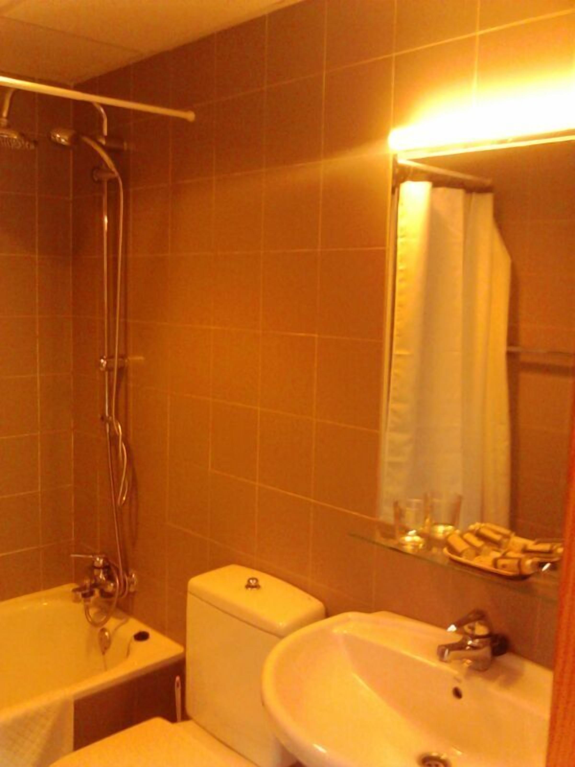 bathtub, free toiletries, hair dryer, towels