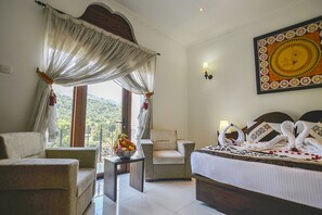 Egyptian cotton sheets, premium bedding, memory foam beds, minibar - Royal Kandyan (Kandy)