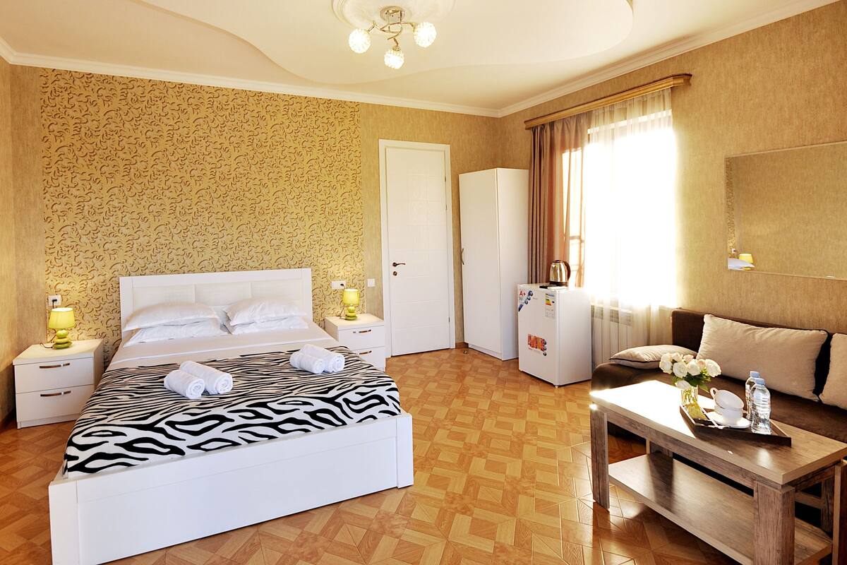 Premium bedding, minibar, in-room safe, soundproofing