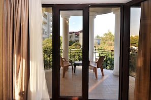 Premium bedding, minibar, in-room safe, soundproofing