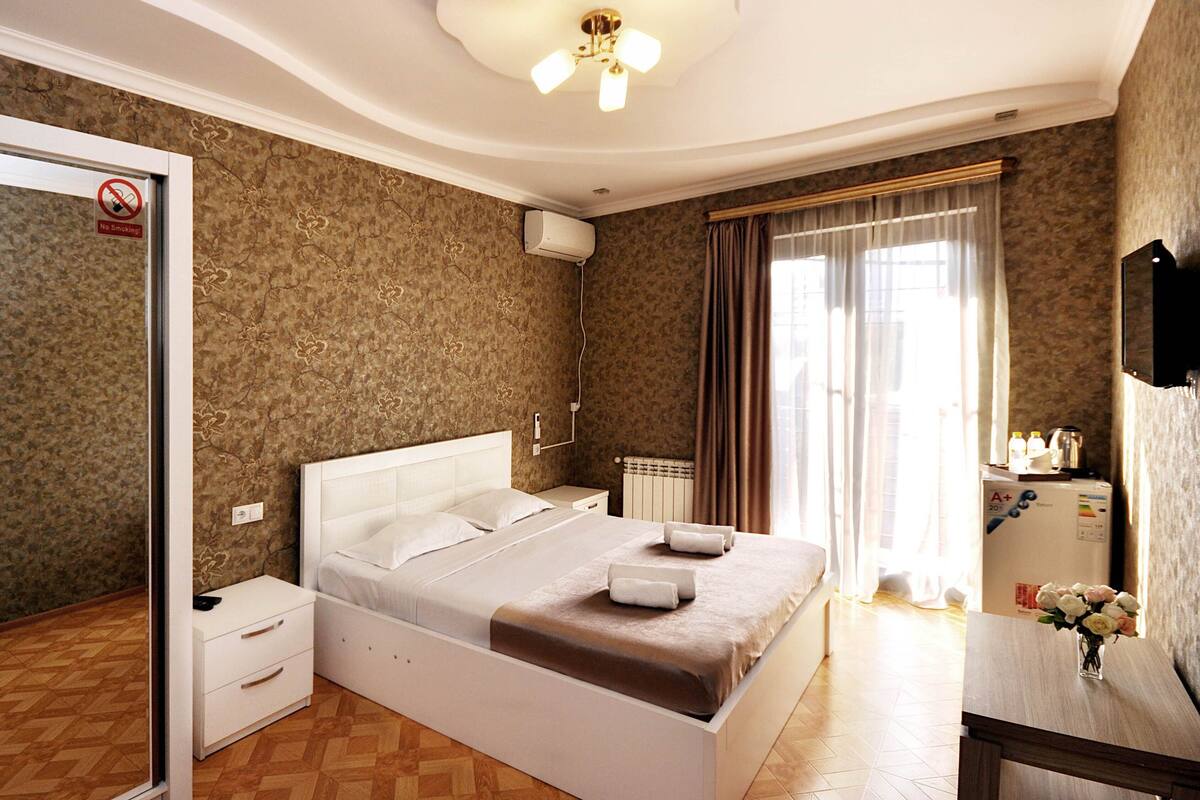 Premium bedding, minibar, in-room safe, soundproofing