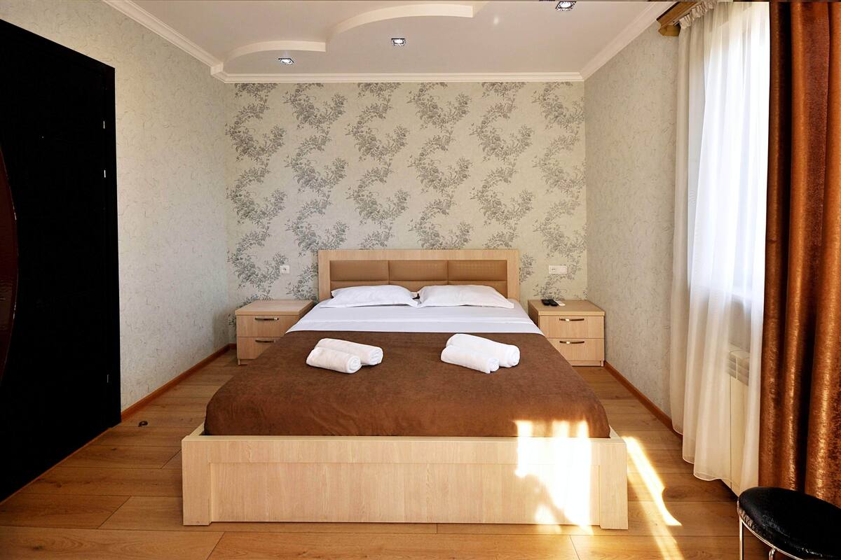 Premium bedding, minibar, in-room safe, soundproofing