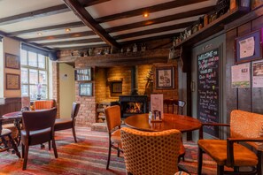 2 bars/lounges - Swan Revived Hotel (Newport Pagnell)