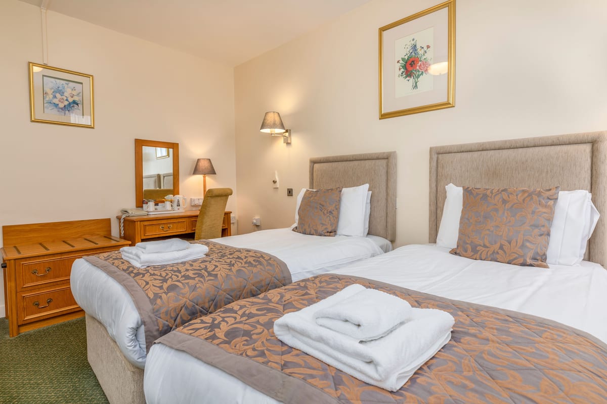 Zweibettzimmer (Two Single Beds) | Schreibtisch, laptopgeeigneter Arbeitsplatz, Bügeleisen/Bügelbrett
