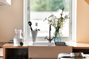Apartament de disseny | Cuina privada | Frigorífic, microones i trona 