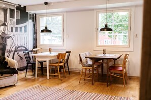 Shared fridge, microwave, highchair - Ödevata Gårdshotell (Emmaboda)