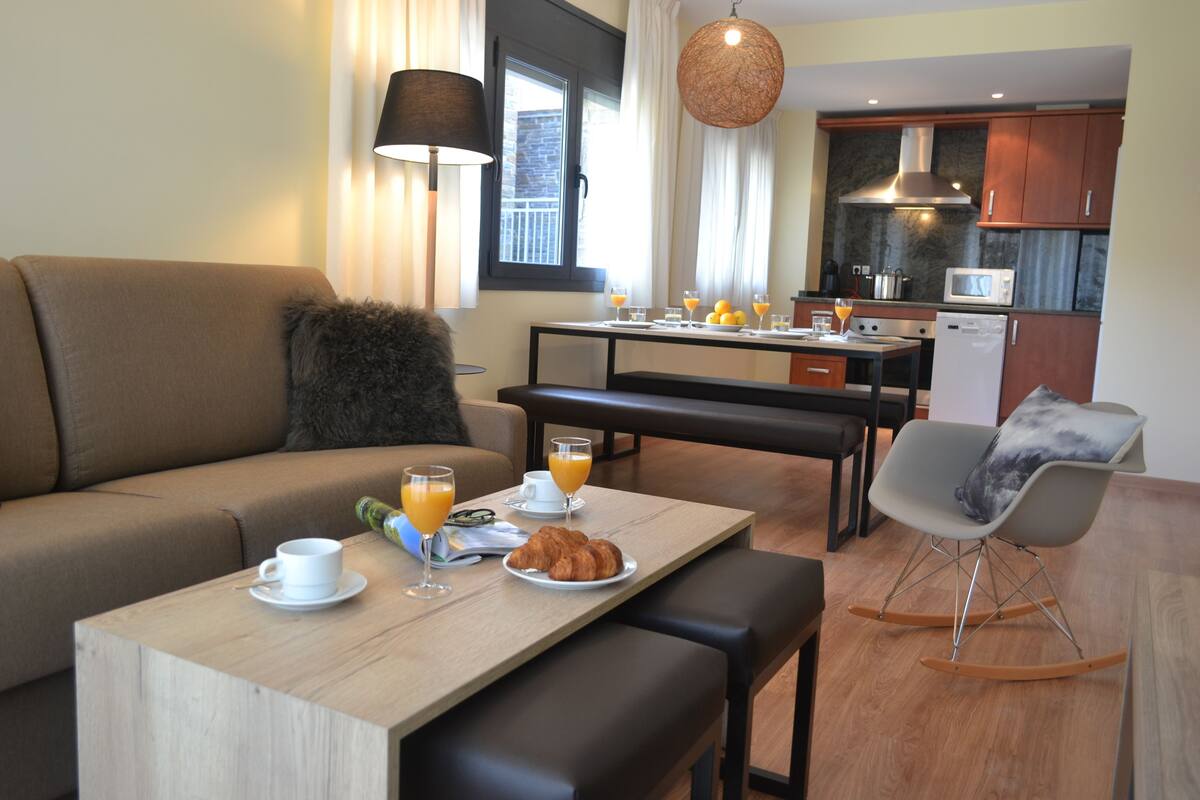 studio | living area | flat-screen tv