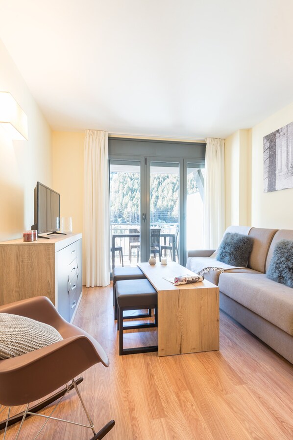 Superior-Apartment, 1 Schlafzimmer | Wohnbereich | Flachbildfernseher